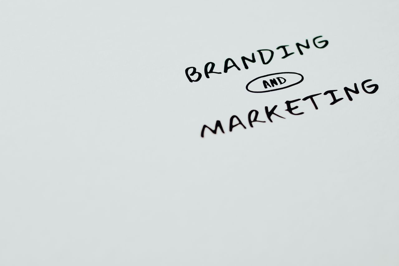 Una imagen minimalista con las palabras Branding y Marketing sobre un fondo blanco, ideal para temas de marketing digital.